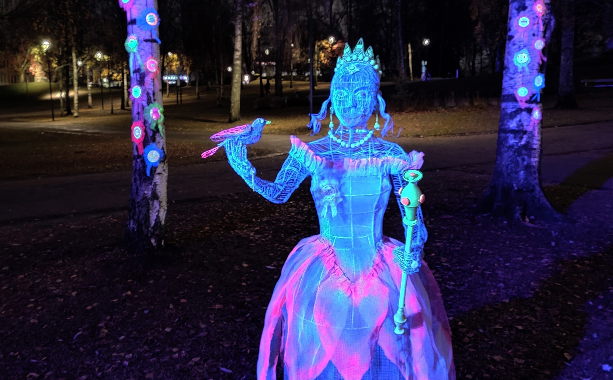 Rautainen Kuningatar Kristiina ja Tulilinnut Loistopuistossa 2024, teosten tekijä Tiinalotta Särmölä.